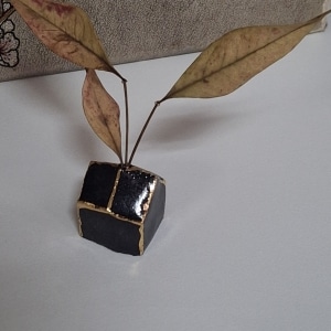 Mini Vaso Preto com ouro líquido